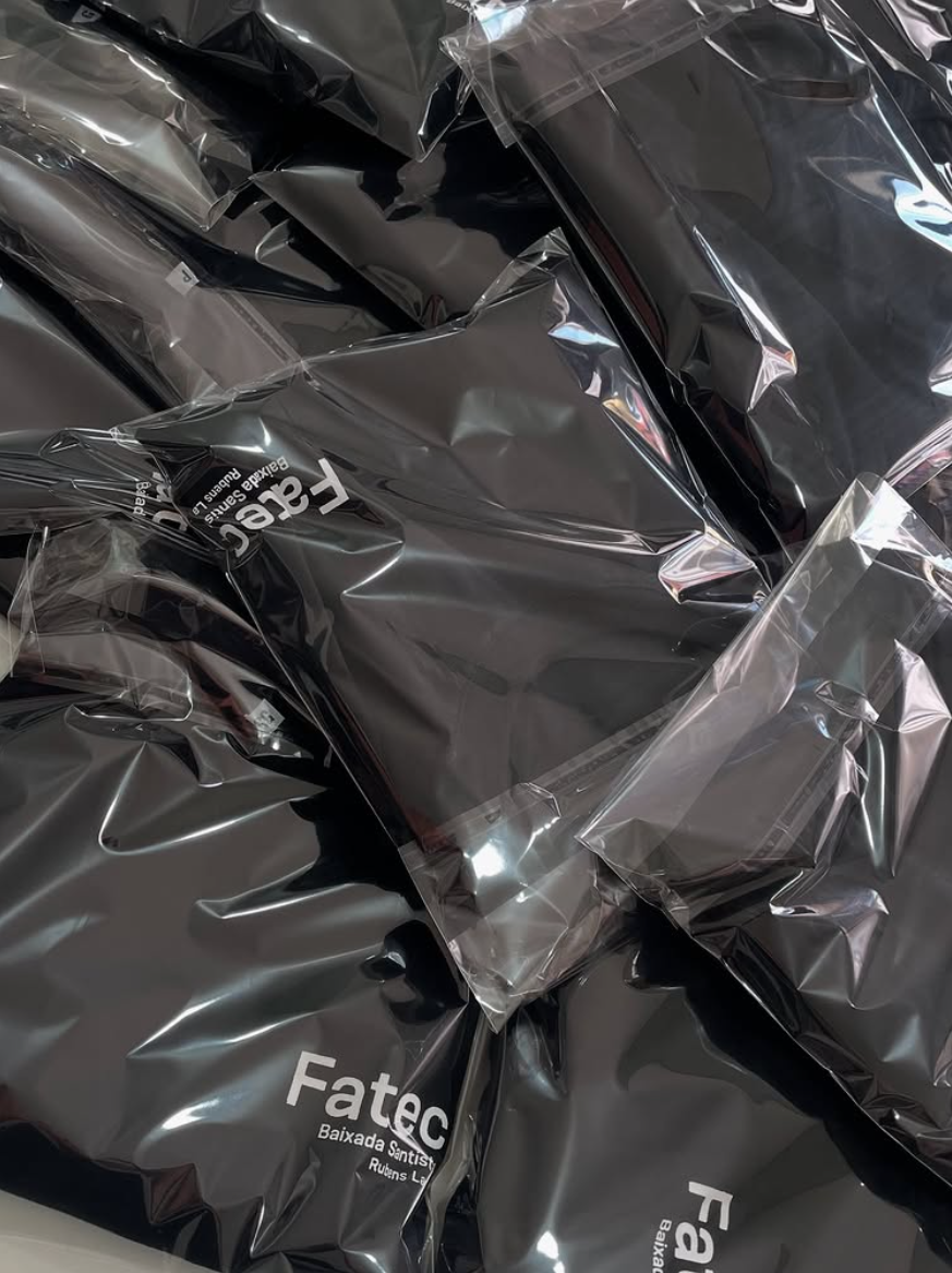 Uniformes embalados prontos para entrega